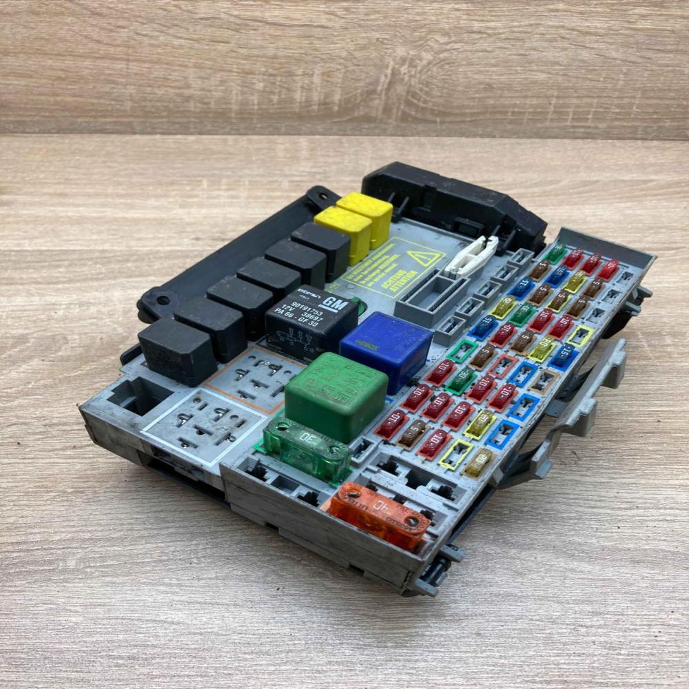 24412497  GM Fuse module Opel Zafira A