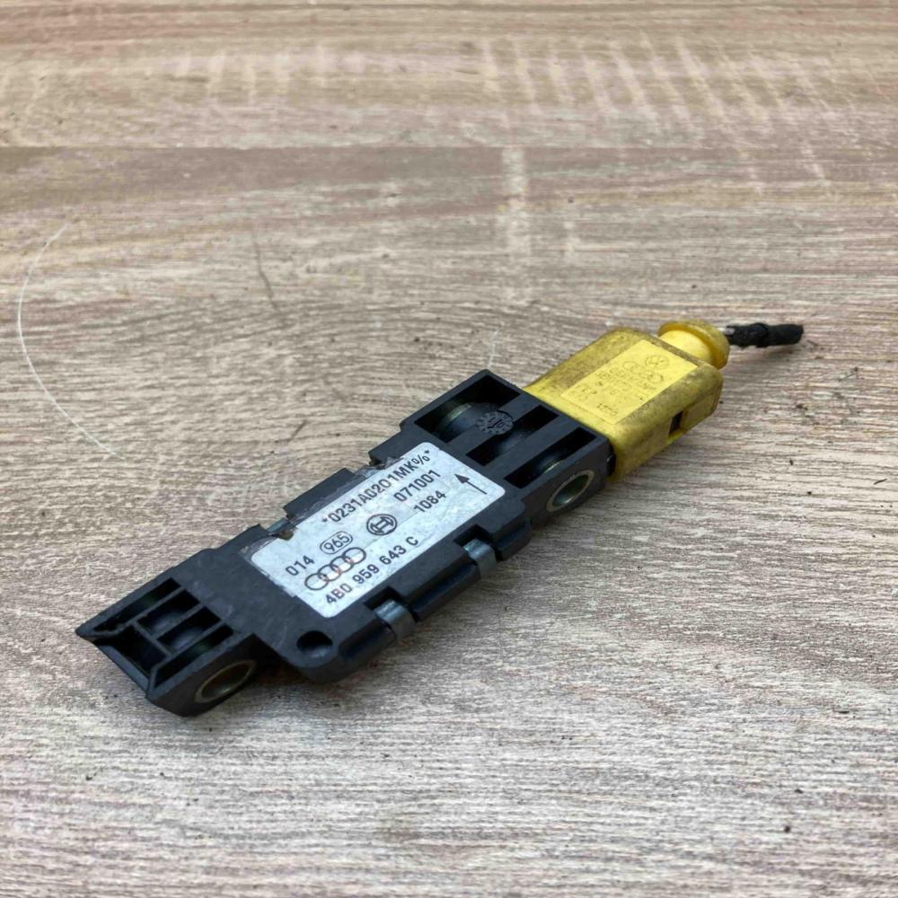 4B0959643C  With Plug Airbag deployment crash/impact sensor Audi A6 S6 C5 4B