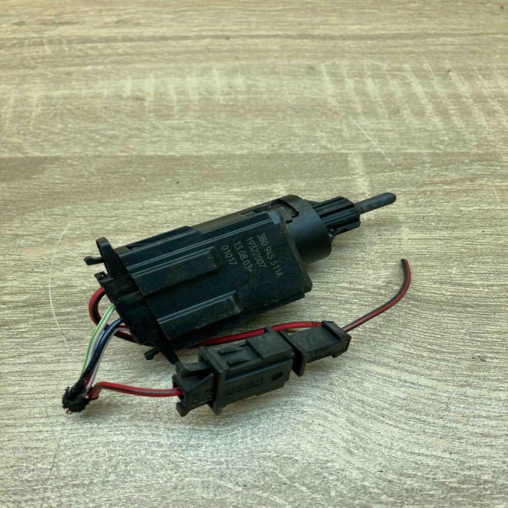 3B0945511A 19322007  Brake pedal sensor switch Volkswagen PASSAT B5.5