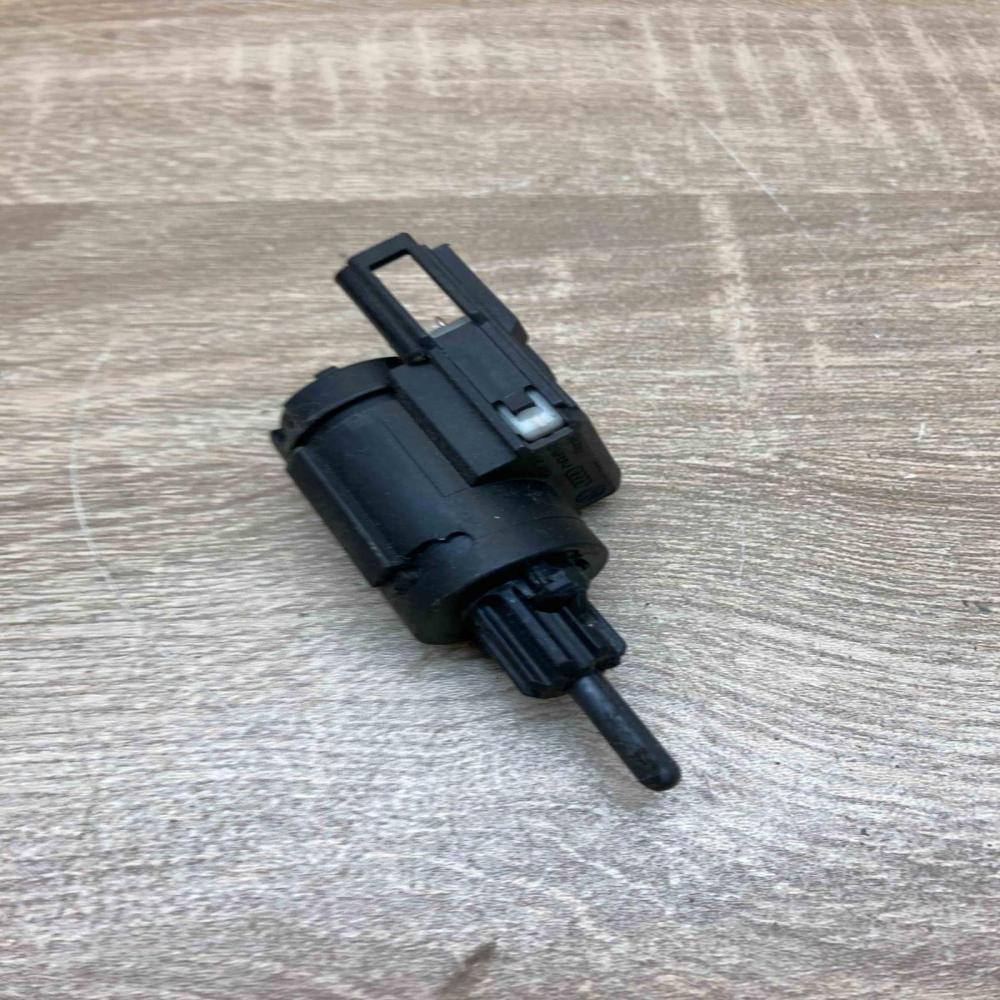 3B0945511C 19322010  Brake pedal sensor switch Audi A6 S6 C6 4F