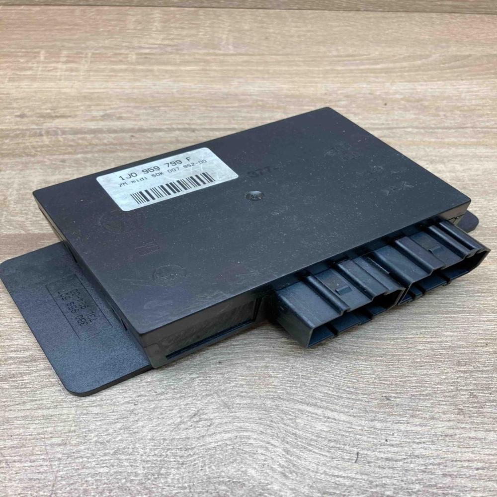 1J0959799F 5DK007952 00  Comfort/convenience module Volkswagen PASSAT B5.5