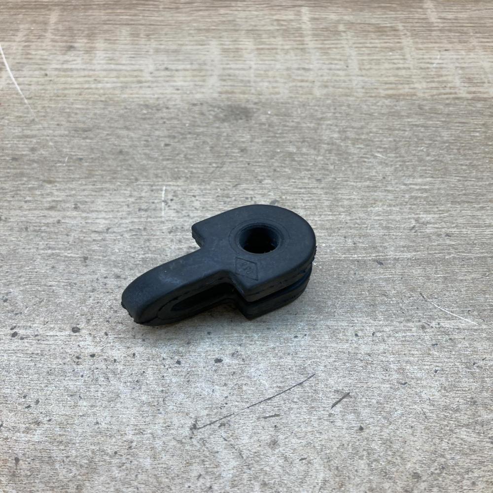 7700842706   Muffler mount bracket/holder Renault Clio I