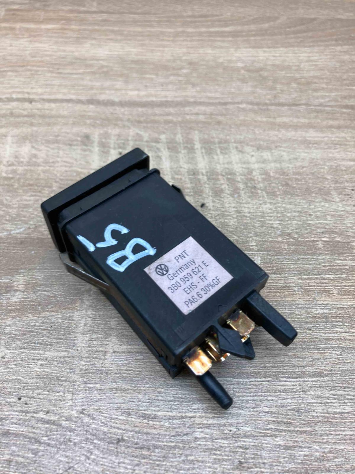 3B0959621E   Windscreen/window heater switch Volkswagen PASSAT B5