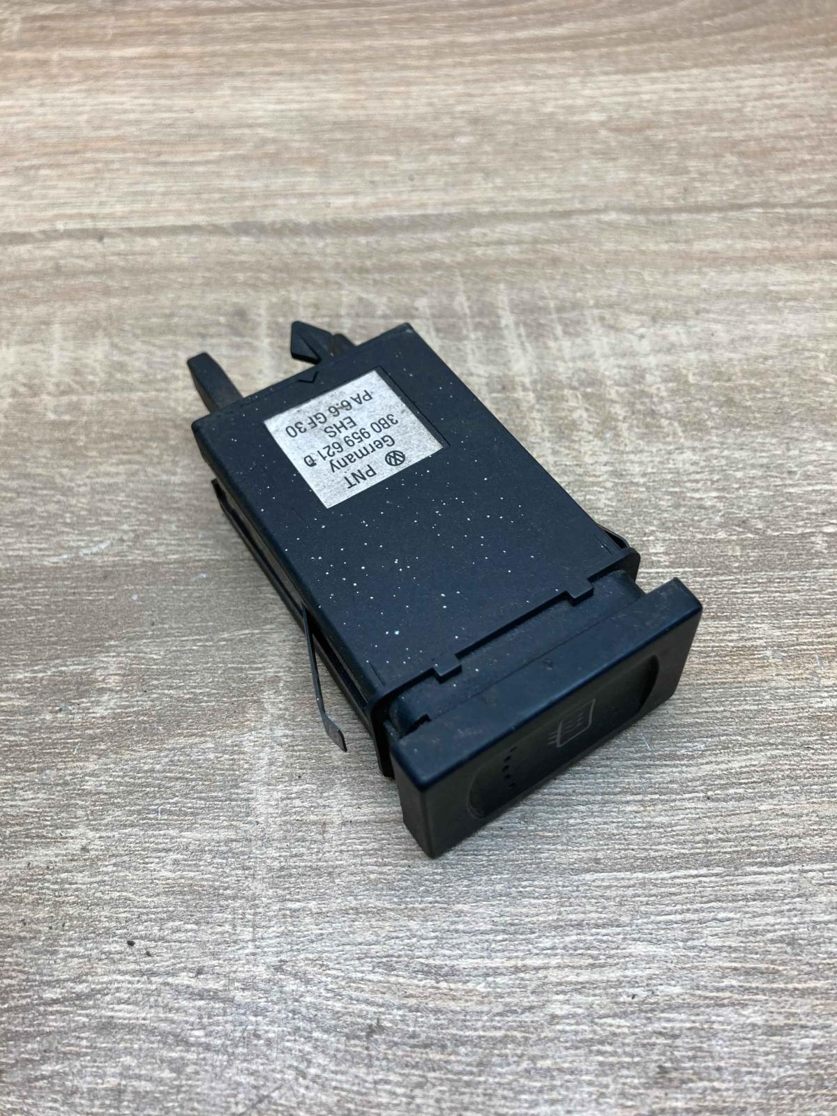 3B0959621D   Windscreen/window heater switch Volkswagen PASSAT B5.5