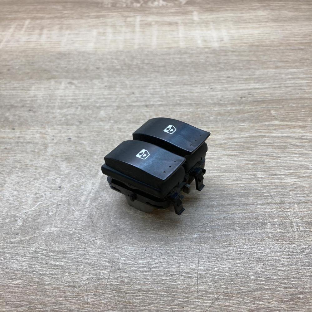015088A   Electric window control switch Renault Megane II