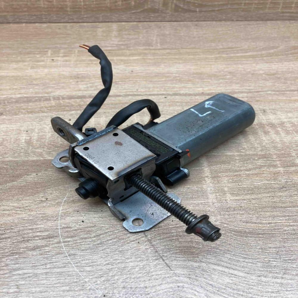 988582 104 D3366 00  Seat adjustment motor Audi A4 S4 B8 8K