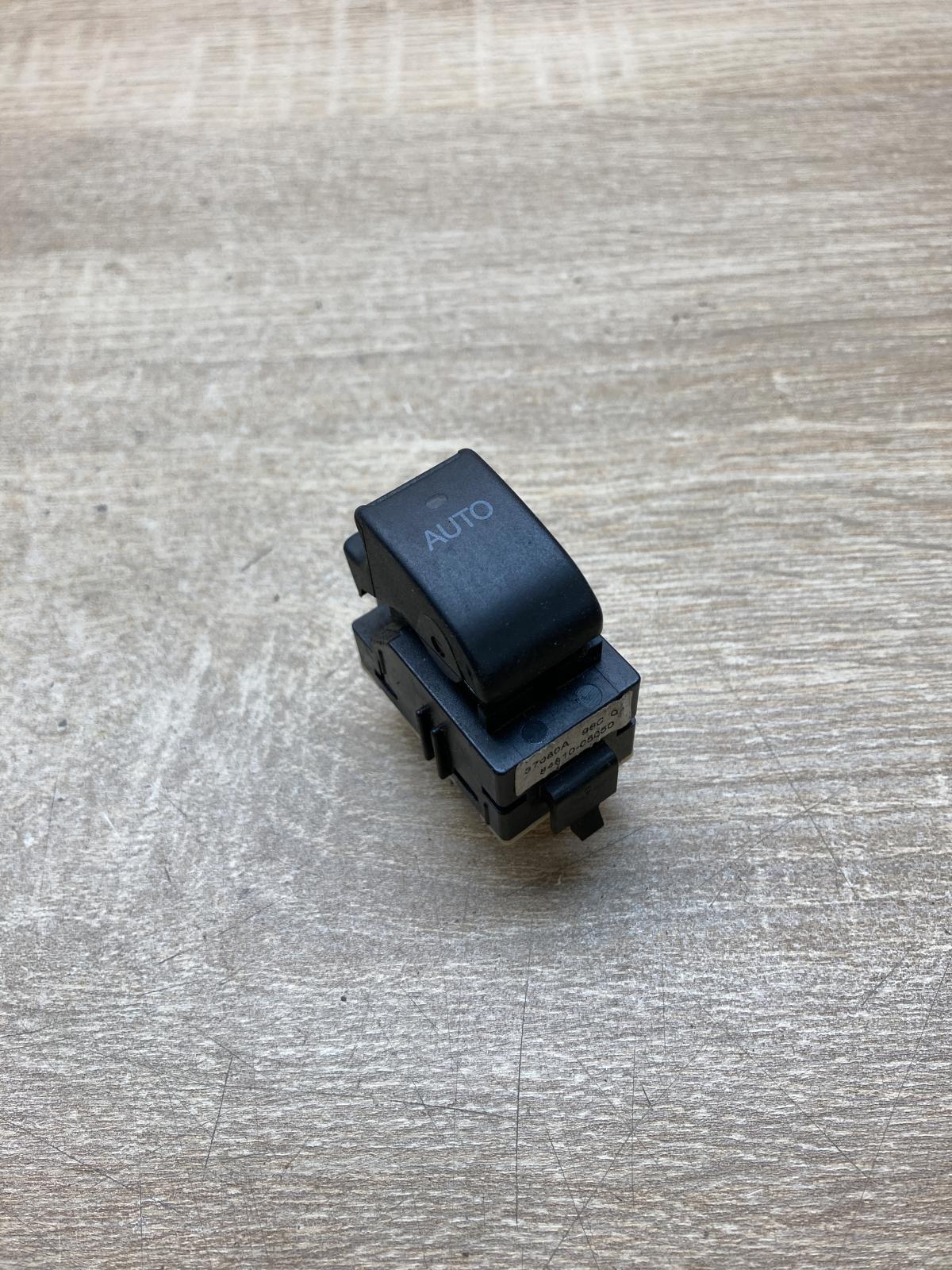 84810 05050 8481005050  Electric window control switch Toyota Avensis T250