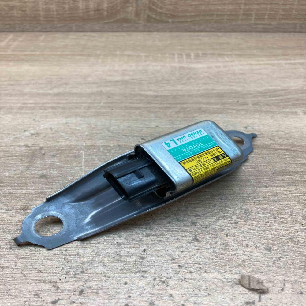 89834 47020 187900 0922  Airbag deployment crash/impact sensor Toyota Prius (XW2