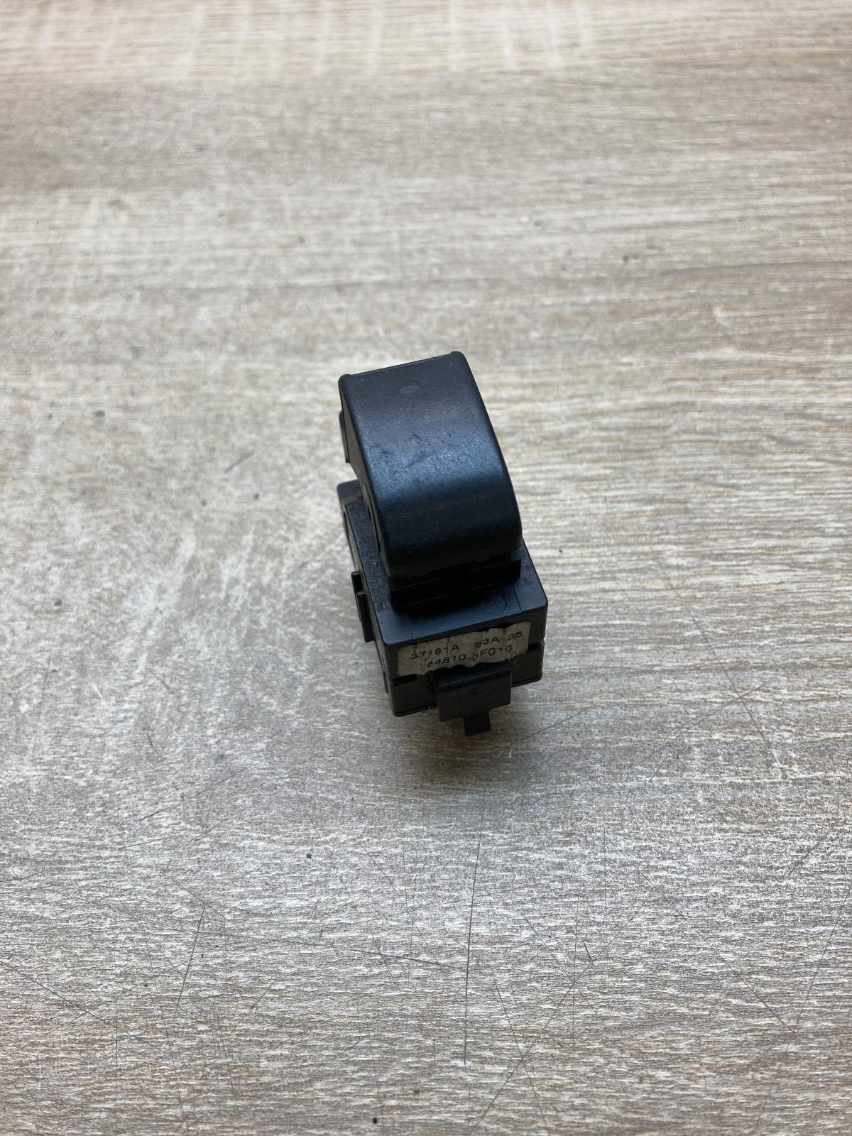 84810 0F010   Electric window control switch Toyota Corolla Verso AR10