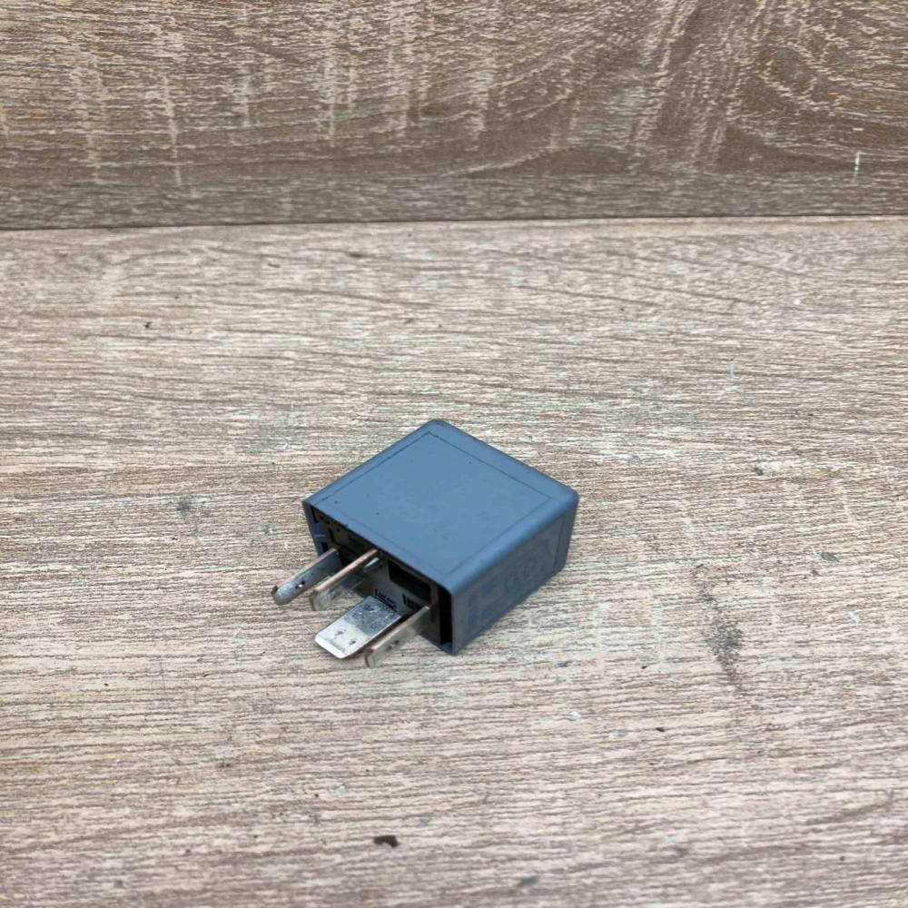 8D0951253A   Other relay Audi A6 S6 C6 4F