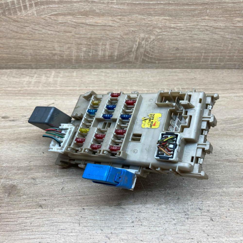 243505M300   Fuse module Nissan Almera N16