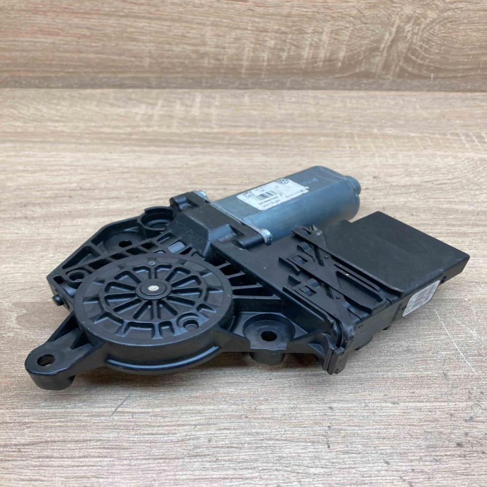5K0959794 0130821430  Rear door window regulator motor Volkswagen Touran I