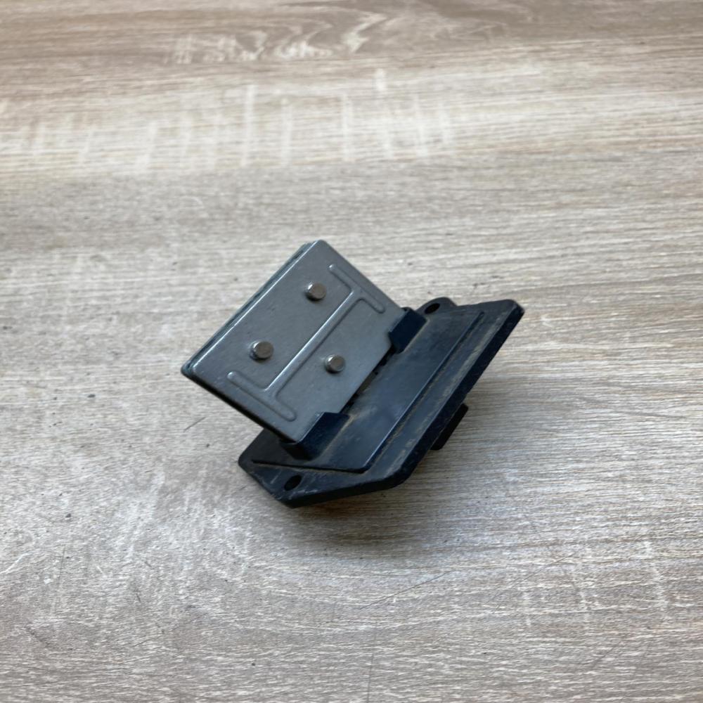 RC1M 4F33   Heater blower motor/fan resistor Mazda 323 F