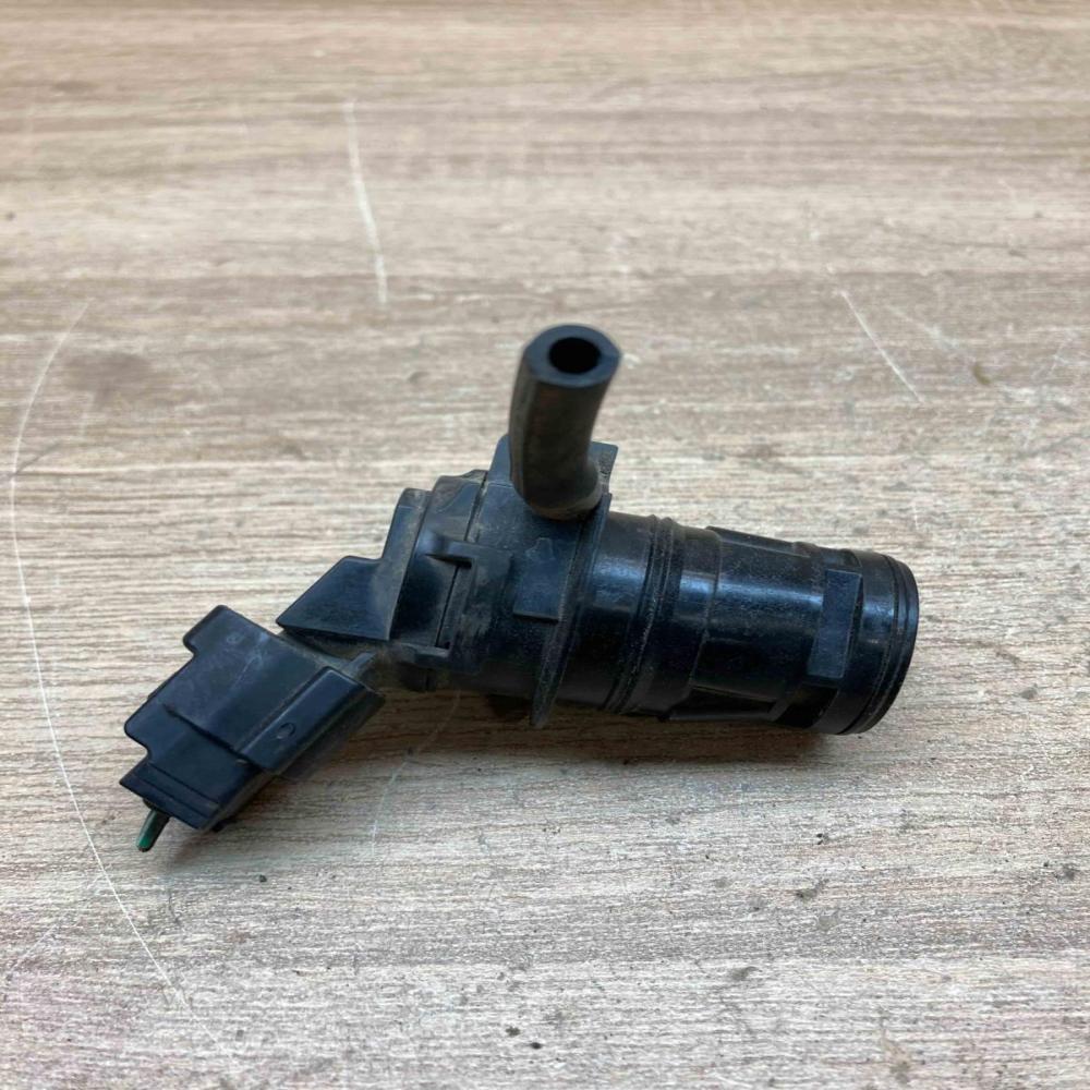 8603102451   Windscreen/windshield washer pump Mazda 5