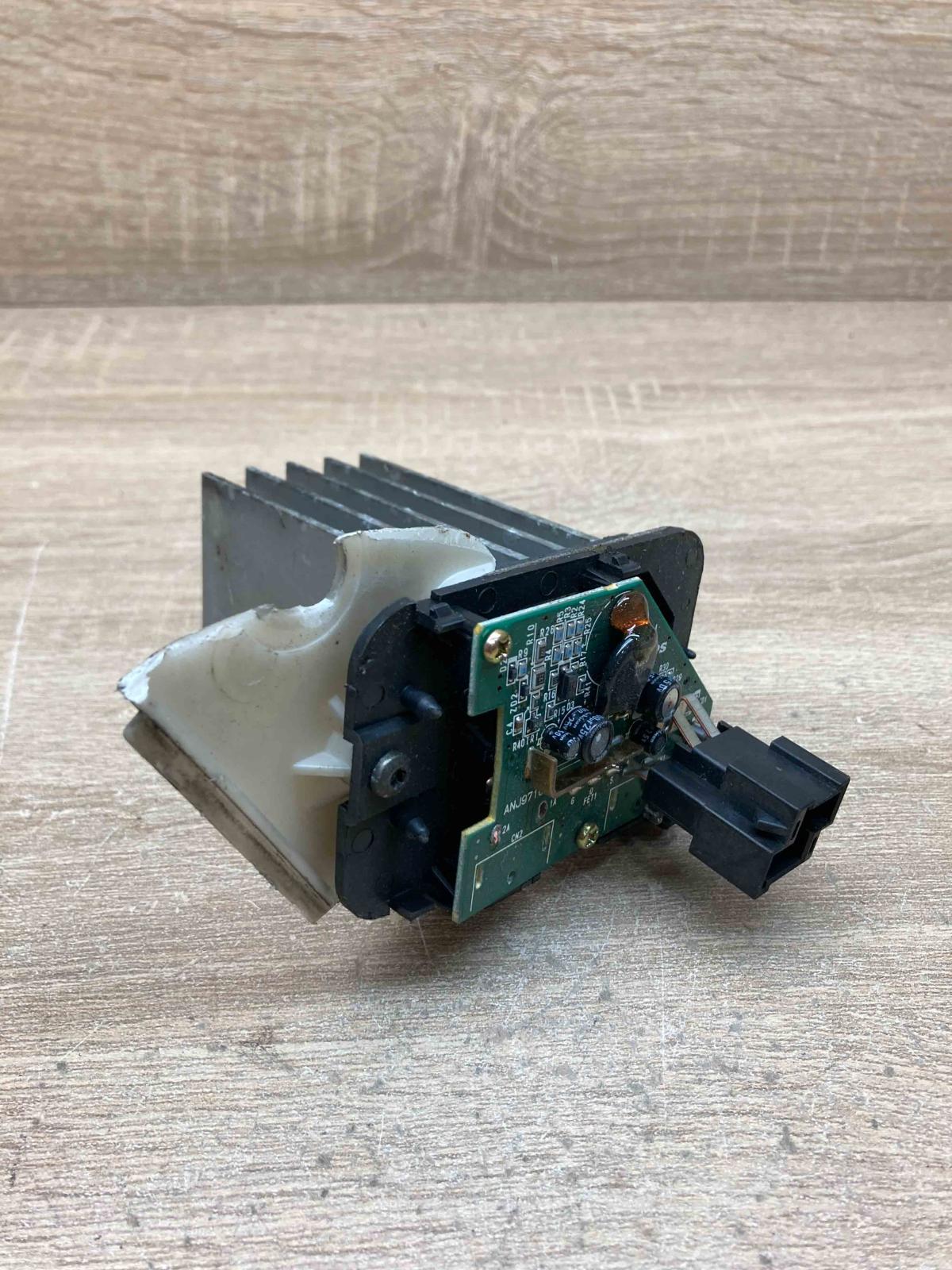 ANJ971014C   Heater blower motor/fan resistor Nissan Primera