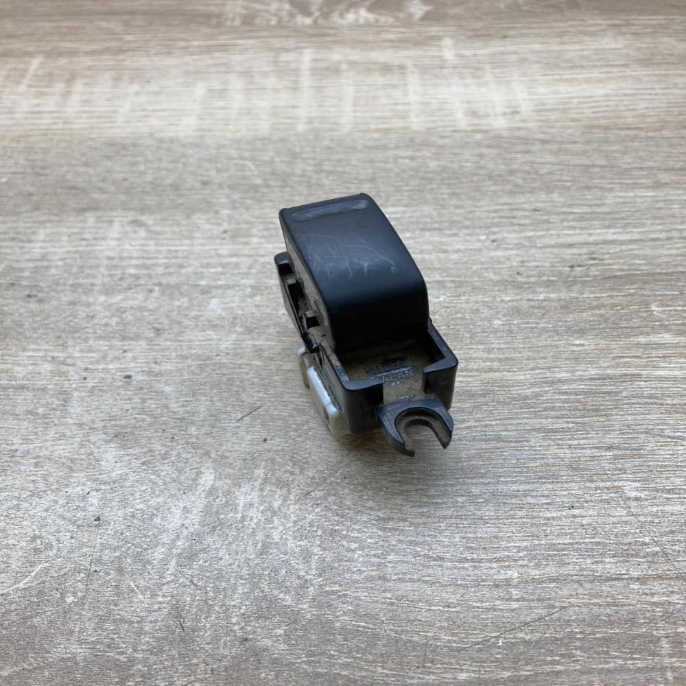 Nissan window switch 3917Z  Electric window control switch Nissan Almera