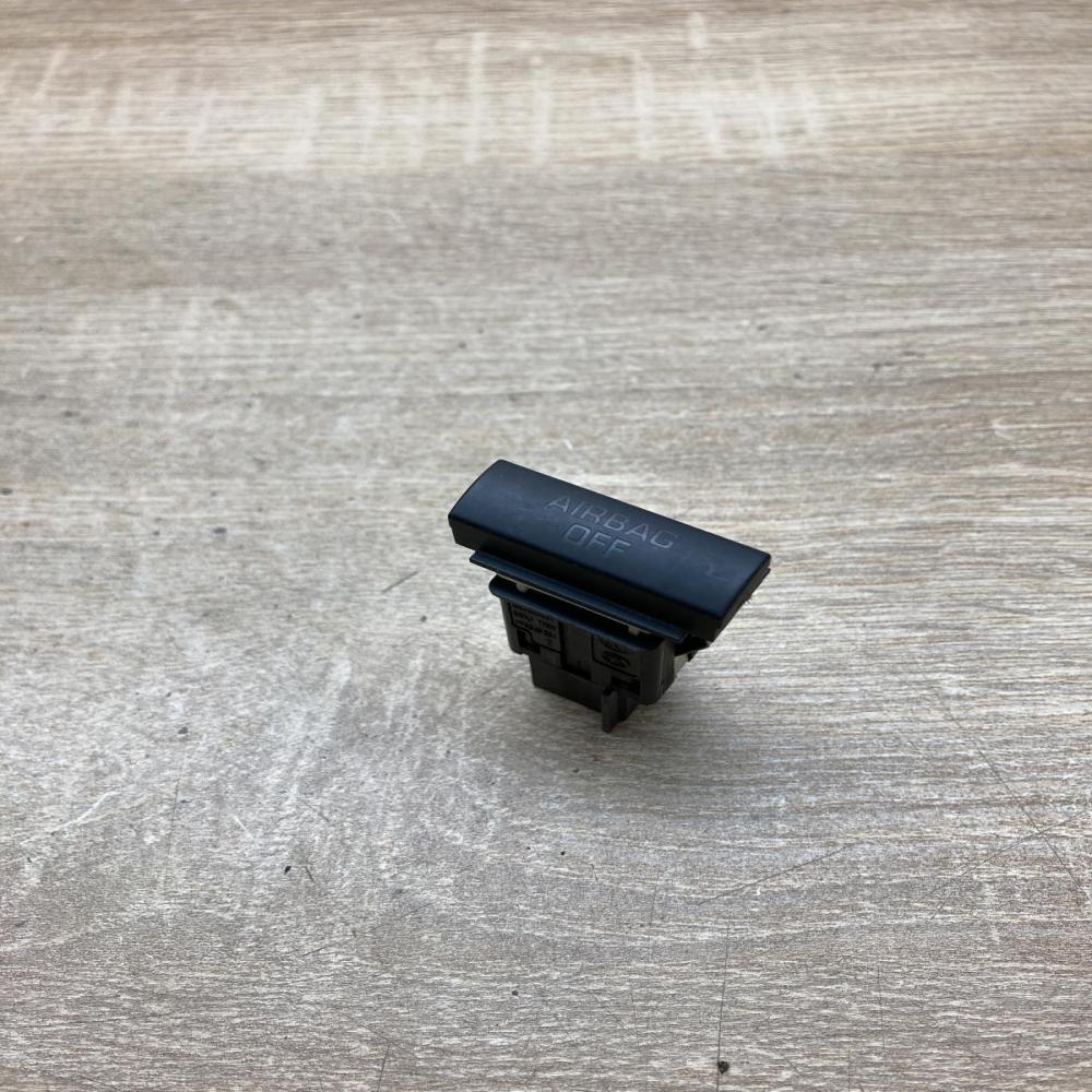 1Z0919235B   Passenger airbag on/off switch Skoda Octavia Mk2 (1Z)