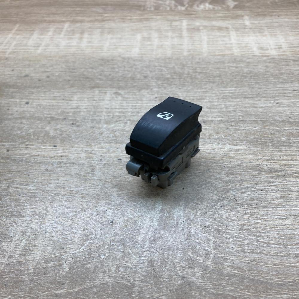 28082   Electric window control switch Renault Laguna I