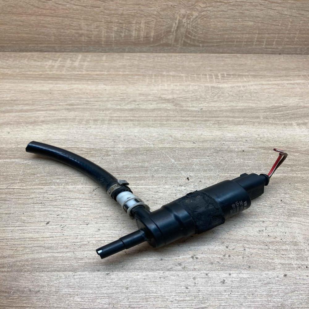 3B7955681 1J0973722A  Headlight washer pump Volkswagen Golf VI