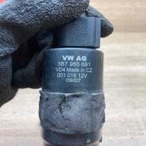 3B7955681 1J0973722A  Headlight washer pump Volkswagen Golf VI