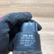 3B7955681 1J0973722A  Headlight washer pump Volkswagen Golf VI