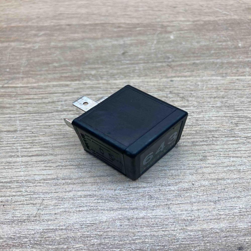 8K0951253 V23136 B6 X72 643 Other relay Audi A4 S4 B8 8K