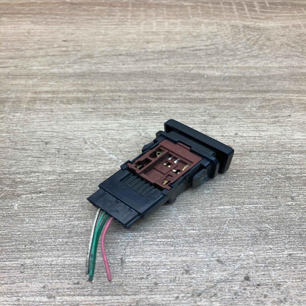 15C032 116 1C9D  ESP (stability program) switch Toyota Avensis T270