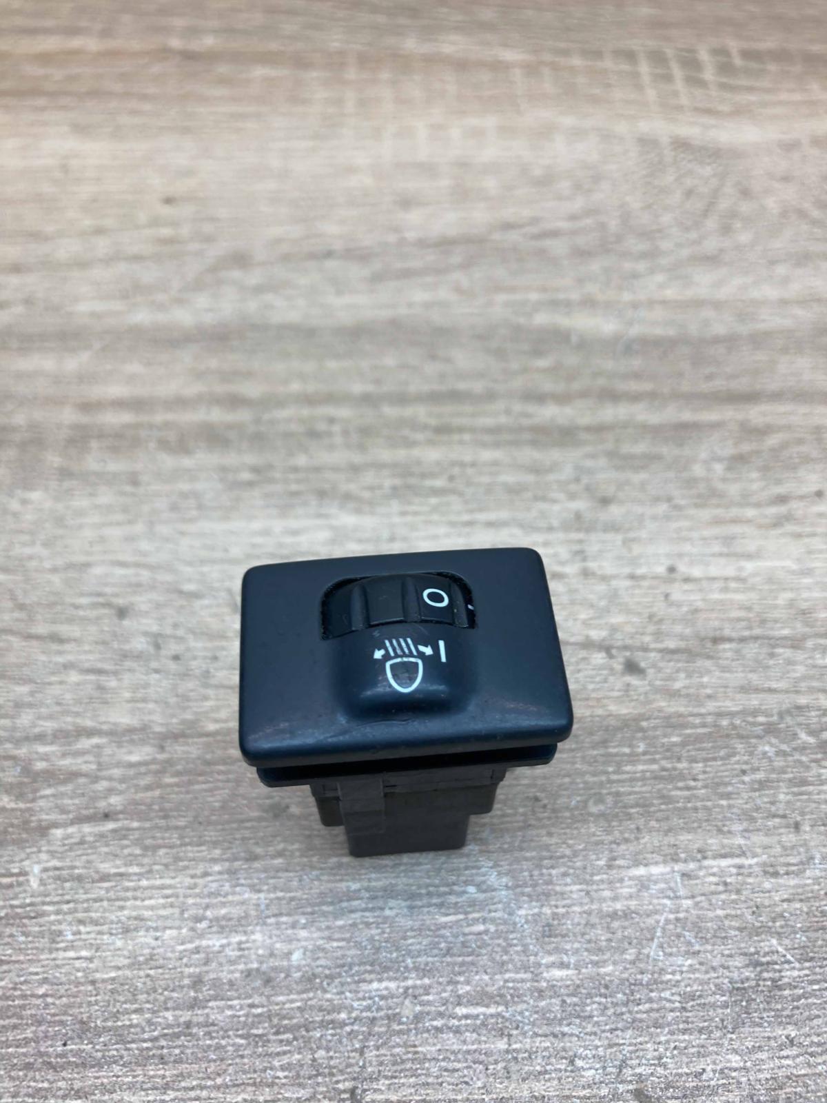 8415202040  0180 Headlight level height control switch Toyota Avensis T250