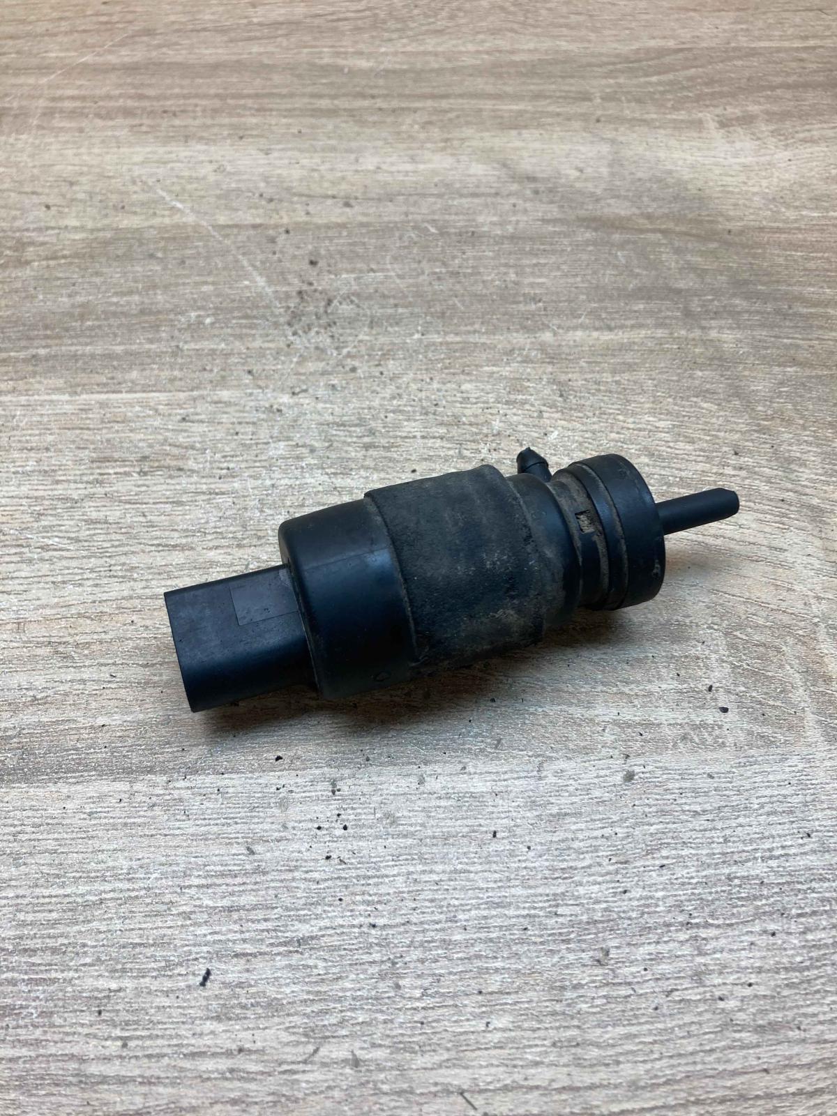 1J5955651  VD4 Windscreen/windshield washer pump Audi A6 S6 C5 4B