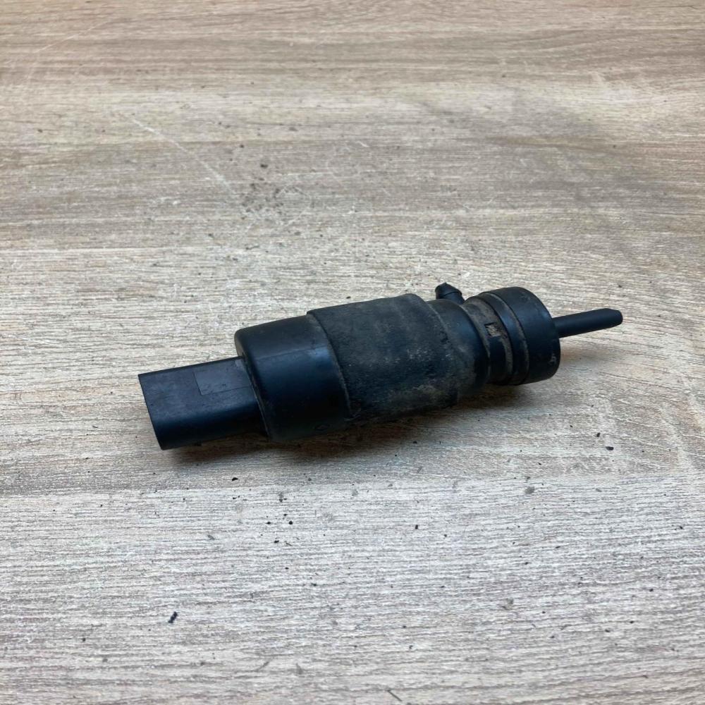 1J5955651  VD4 Windscreen/windshield washer pump Audi A6 S6 C5 4B