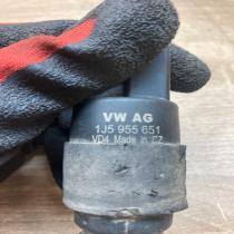 1J5955651  VD4 Windscreen/windshield washer pump Audi A6 S6 C5 4B