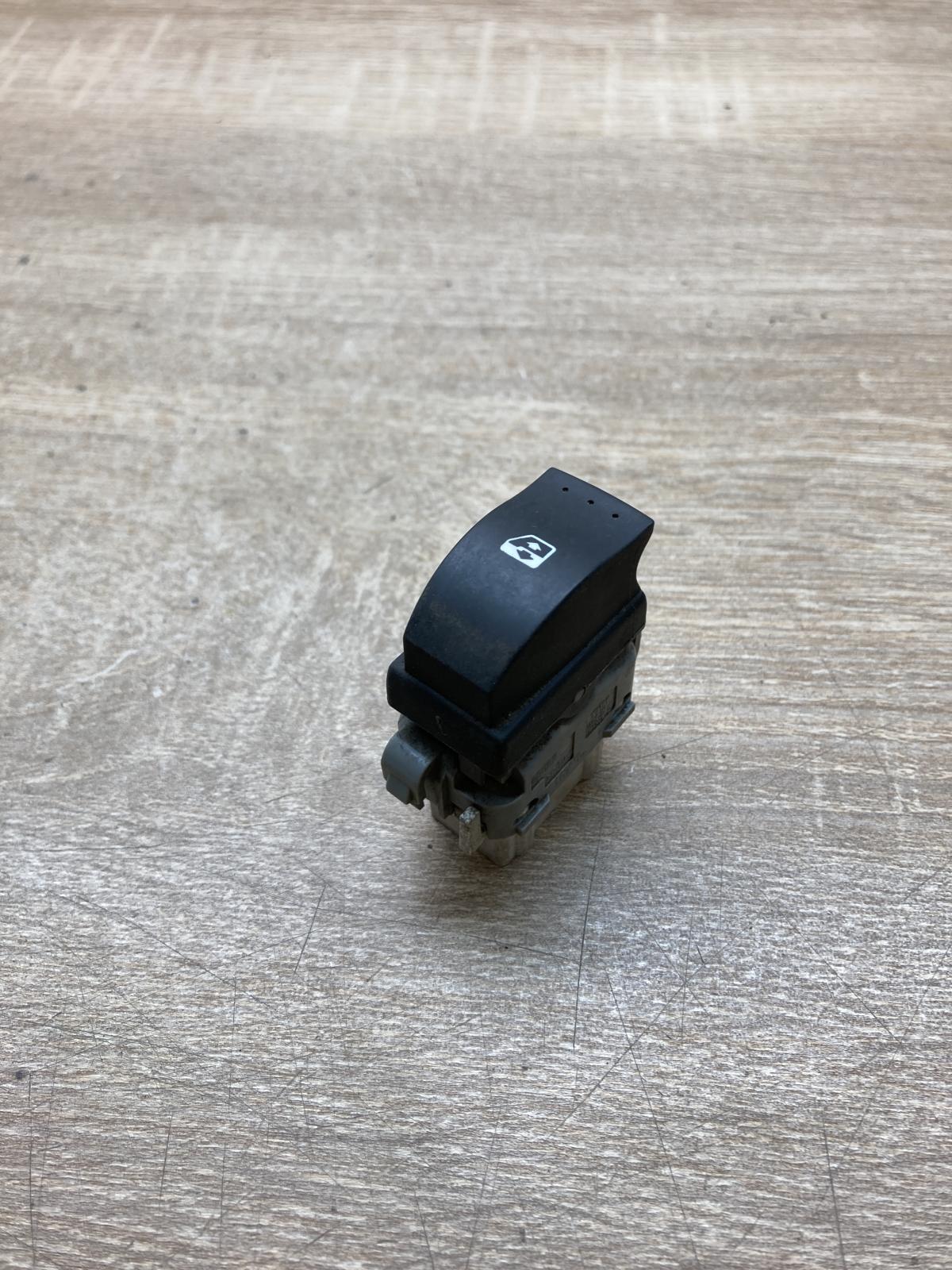 28082 220510  Electric window control switch Renault Laguna I