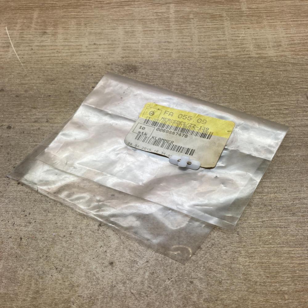 0069887478   Front door trim (molding) Mercedes-Benz E W124