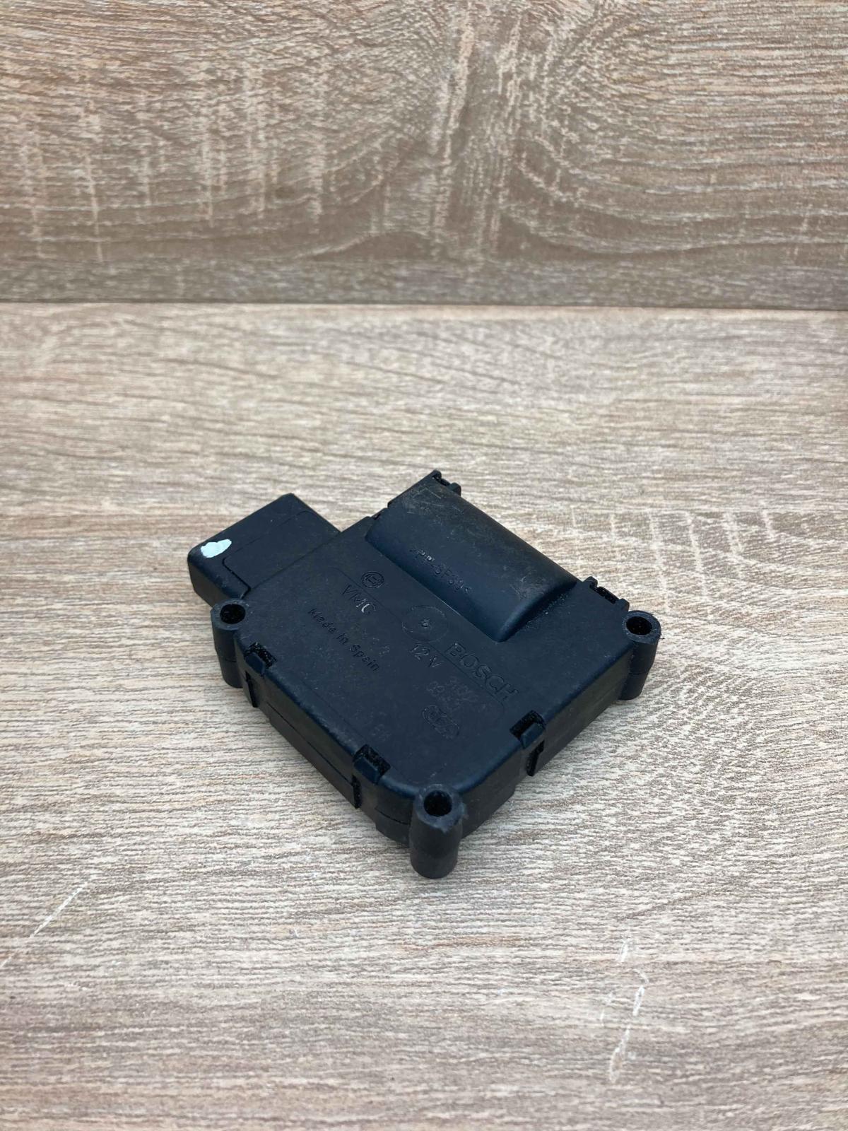 4E0820511 0132801323  Air flap motor/actuator Audi A8 S8 D3 4E