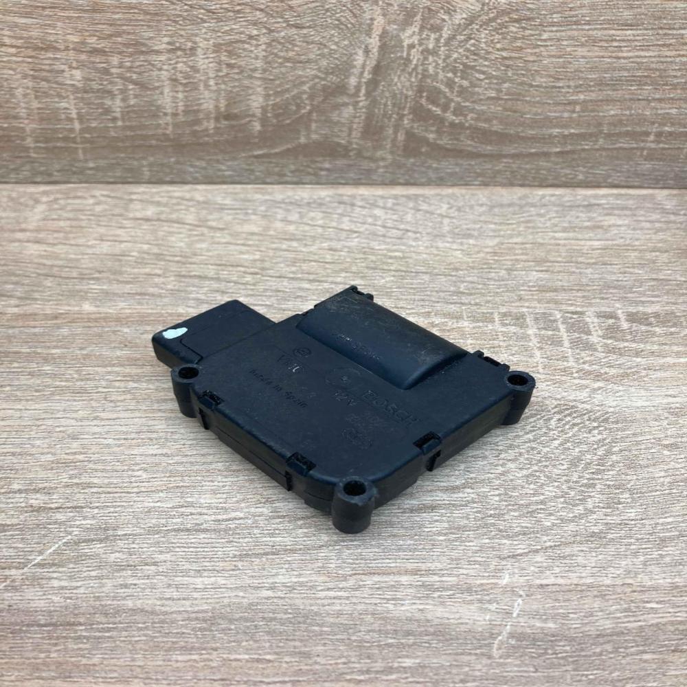 4E0820511 0132801323  Air flap motor/actuator Audi A8 S8 D3 4E