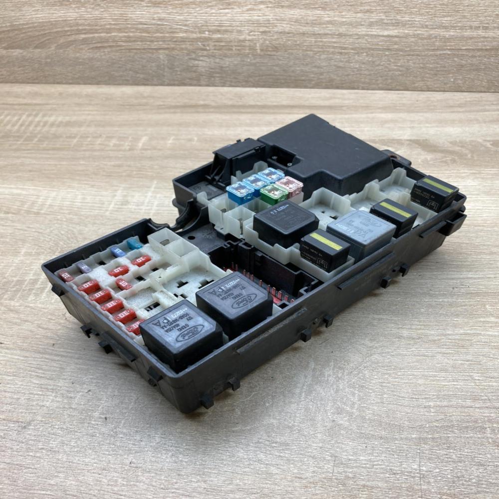 3M5T 14A067 BB 518804000  Fuse module Ford C-MAX I