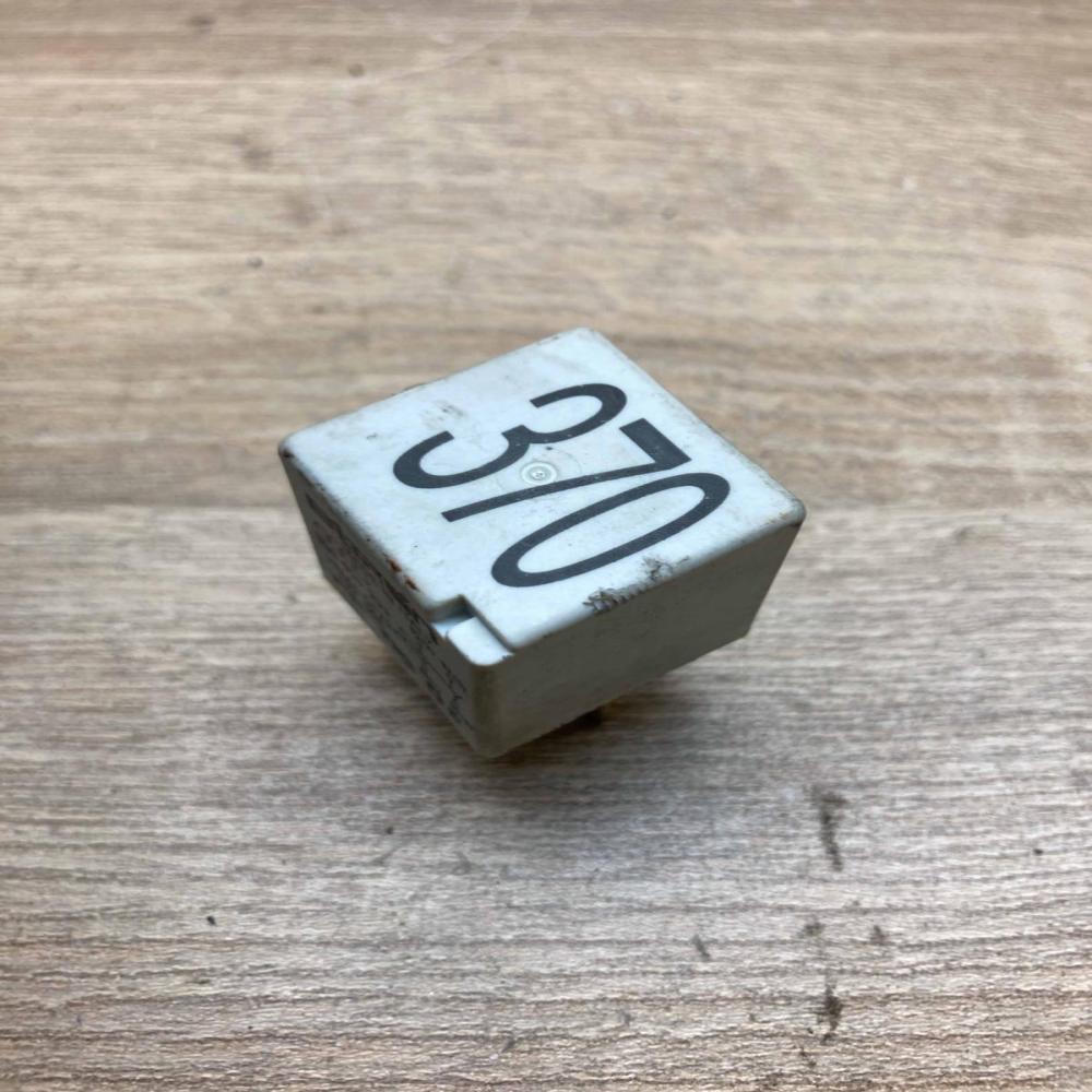 8D0951253  370 Other relay Audi A4 S4 B5 8D