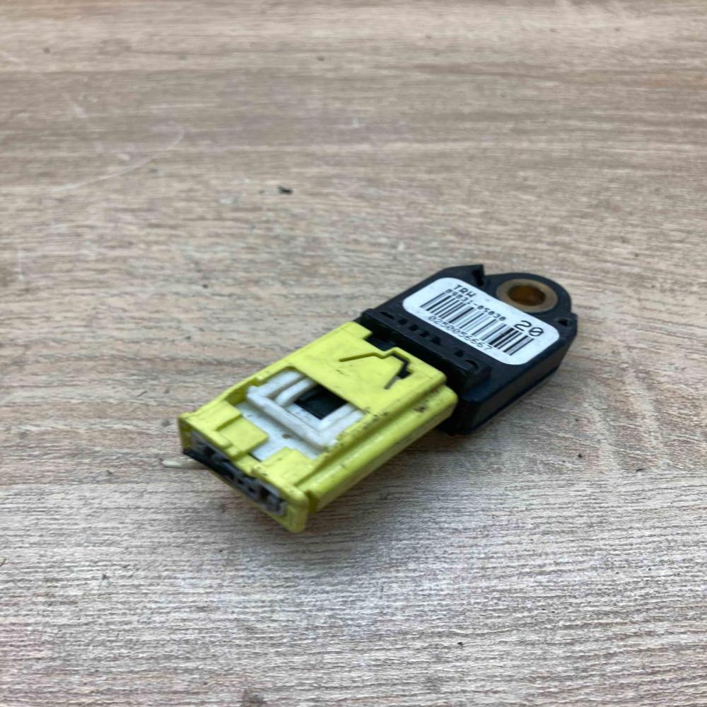89831 05030   Airbag deployment crash/impact sensor Toyota Avensis T270
