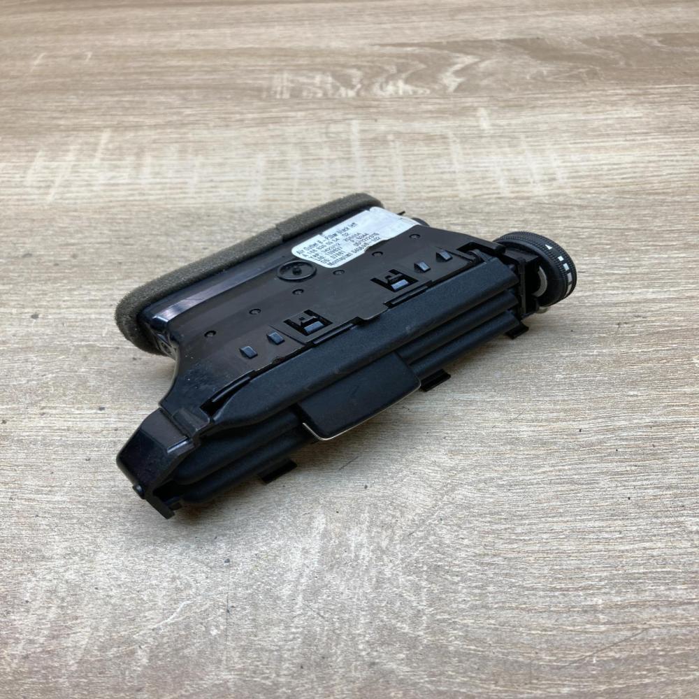 A1668300954   Dashboard side air vent grill/cover trim Mercedes-Benz ML W166
