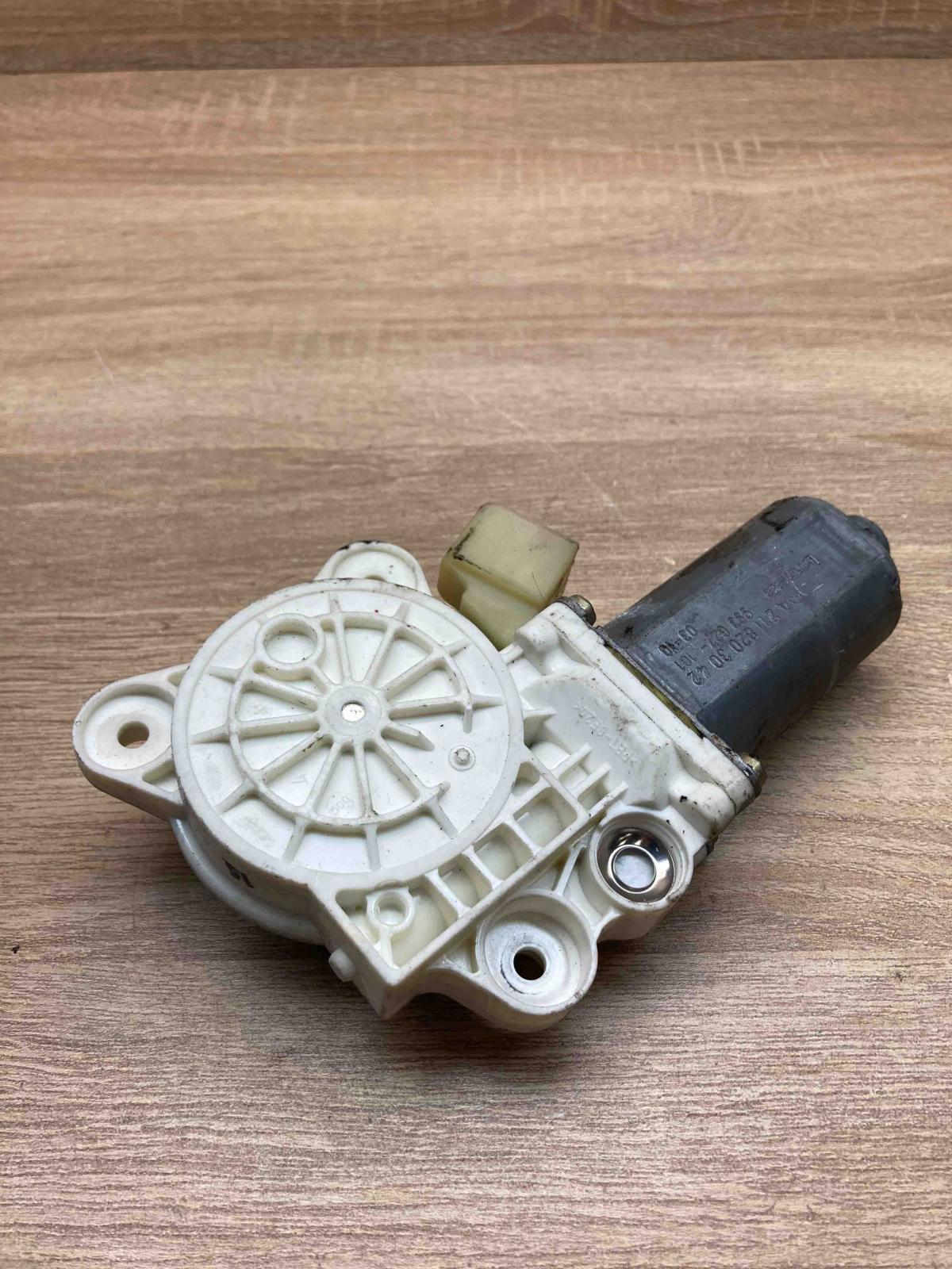 A2118203042 993627 101  Front door window regulator motor Mercedes-Benz E W211