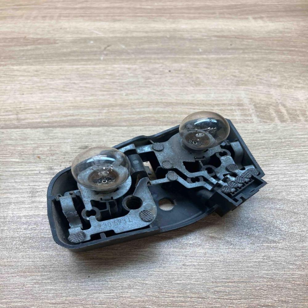 6907937 050101  Tail light bulb cover holder BMW 3 E46