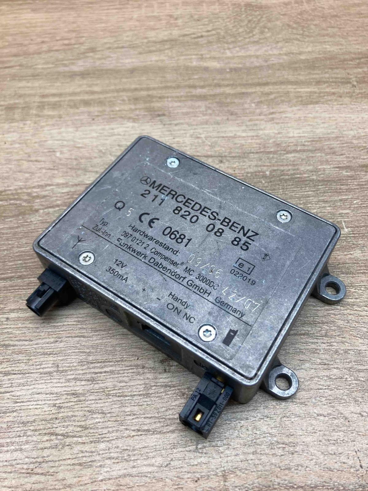 2118200885 09701212  Aerial antenna amplifier Mercedes-Benz E W211
