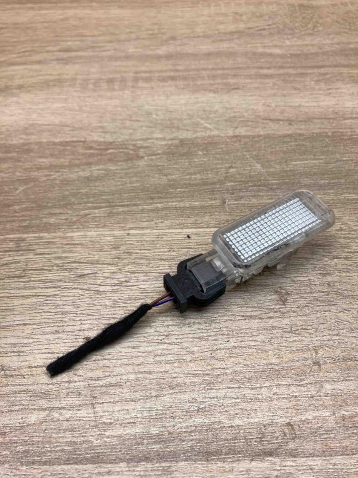 4B0947415B 893971632 With plug Other interior light Volkswagen PASSAT B5