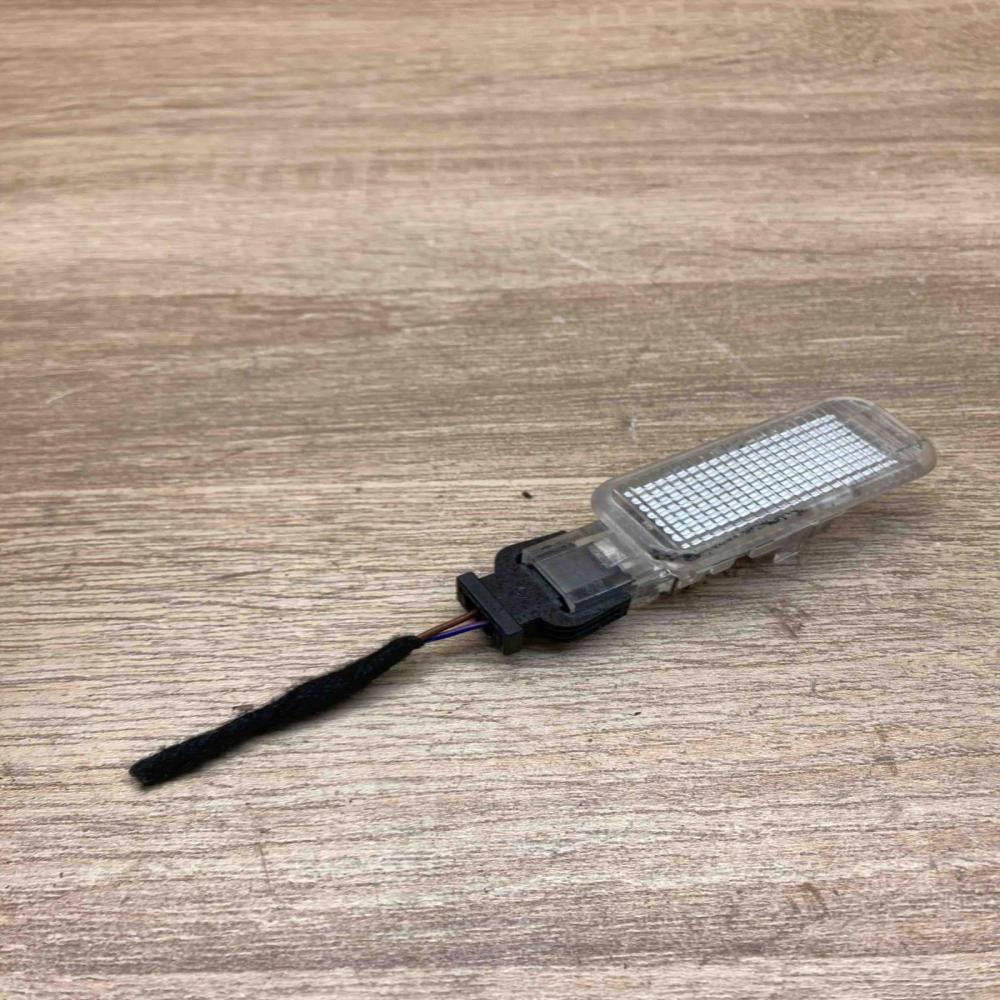 4B0947415B 893971632 With plug Other interior light Volkswagen PASSAT B5