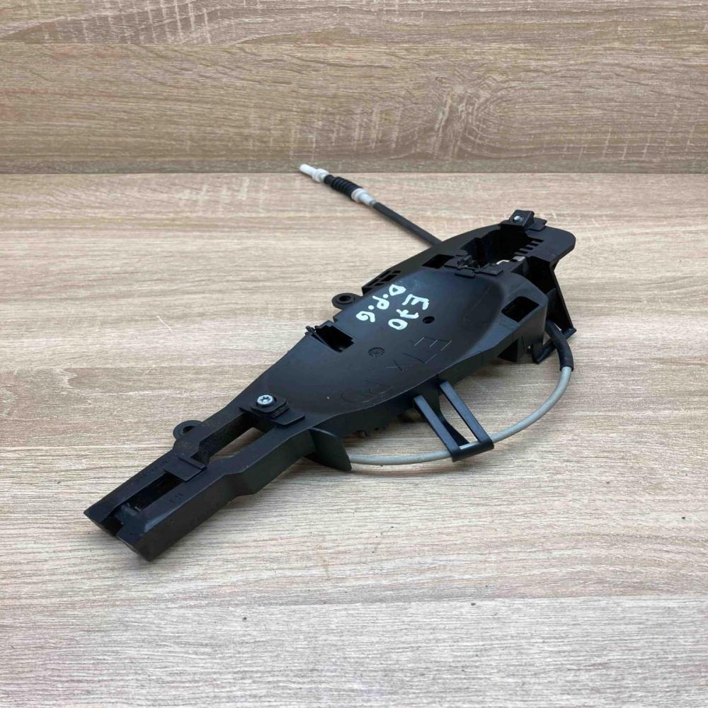 BMW E70 exterior door handle bracket   Rear door exterior handle/bracket BMW X5