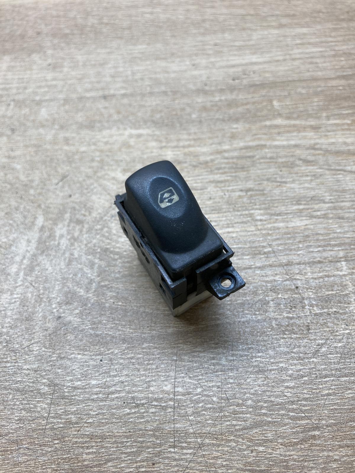 7700417484B   Electric window control switch Renault Laguna I