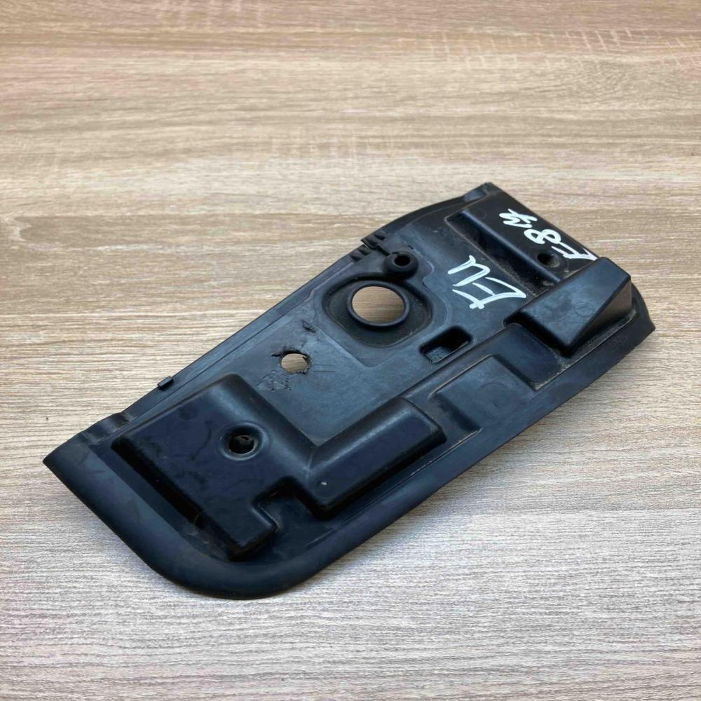 6769327 586509 10  Other engine bay part BMW 3 E90 E91