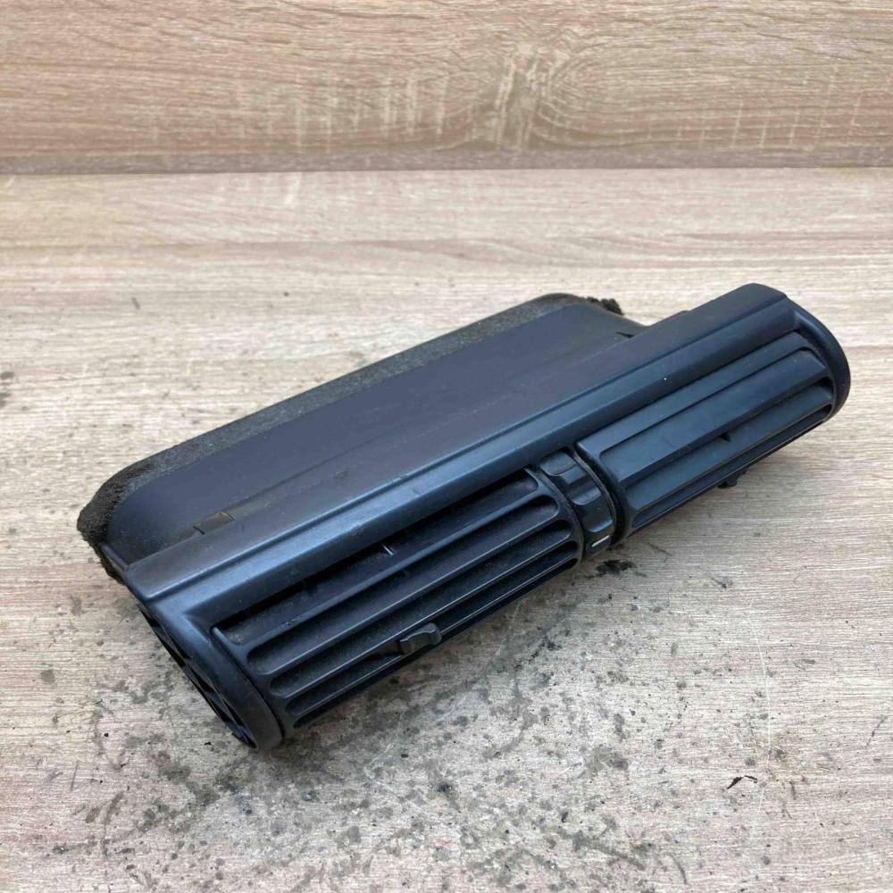 8390216   Dash center air vent grill BMW 3 E36