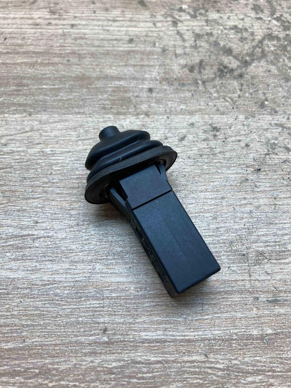 8228939   Fuel tank opening switch BMW 5 E60 E61