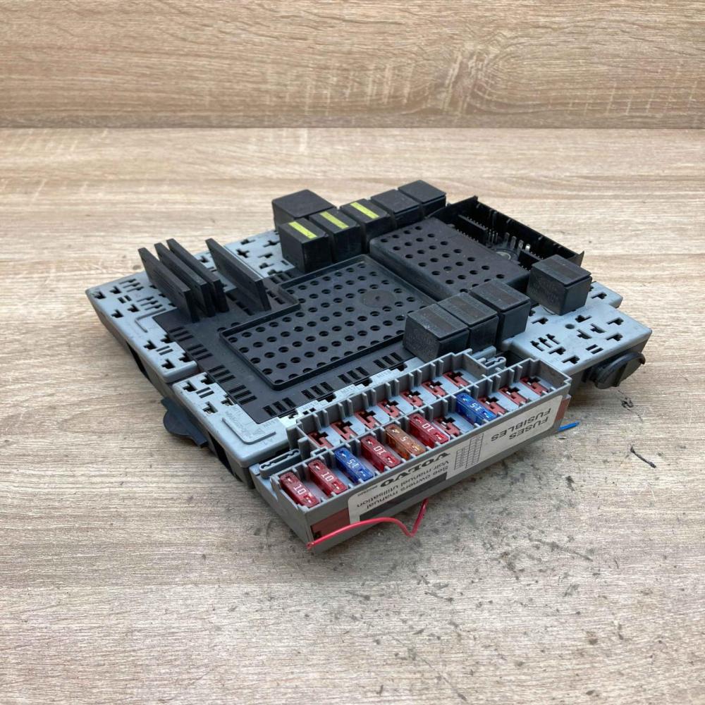 8688153 8645729  Fuse module Volvo S60